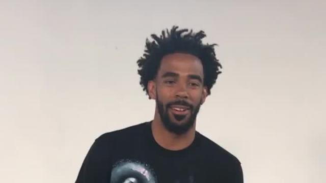 Mike Conley shows off his ambidexterity