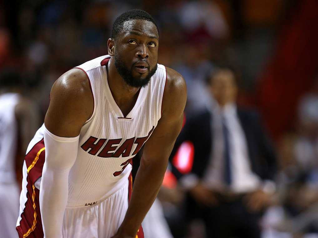 Dwyane Wade re-signs with Miami Heat