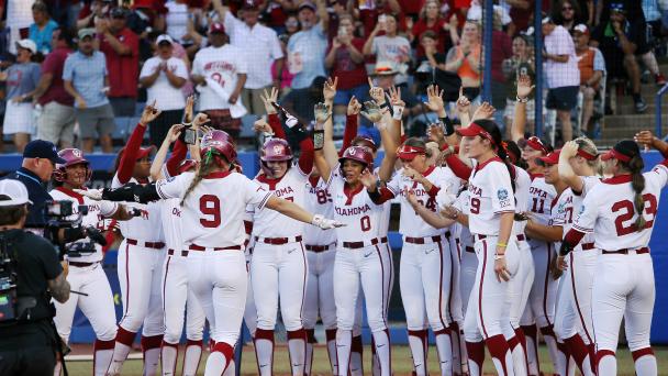 Oklahoma tees off on Texas pitching in Game 1, takes aim at 4th straight WCWS title