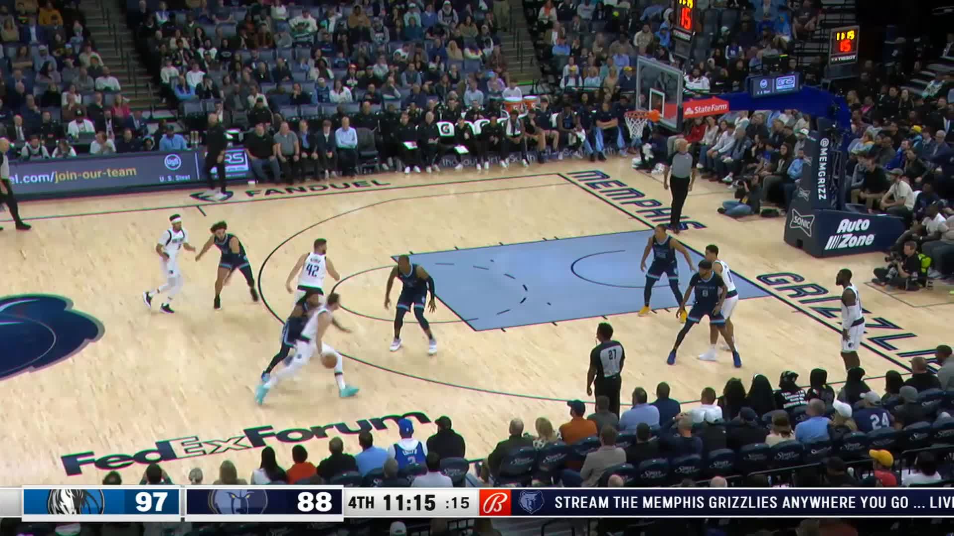 Maxi Kleber throws down the alley-oop!