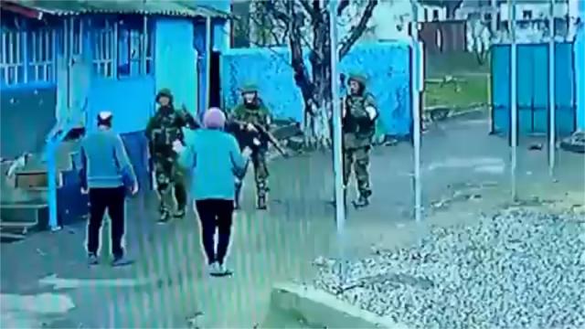 Una pareja ucraniana no se deja intimidar por cuatro soldados rusos y los  expulsa del patio de su casa