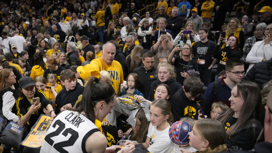 Yahoo Sports - Clark is a natural in the spotlight, but coach Lisa Bluder's deference to the superstar makes Iowa's situation more unique than most as the women's game grows bigger than