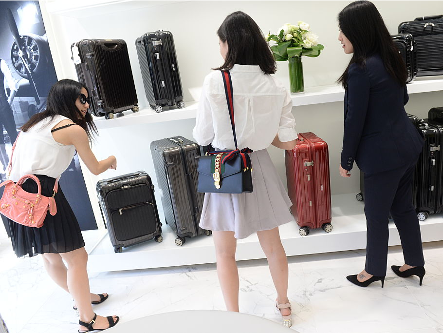 celebrity rimowa luggage