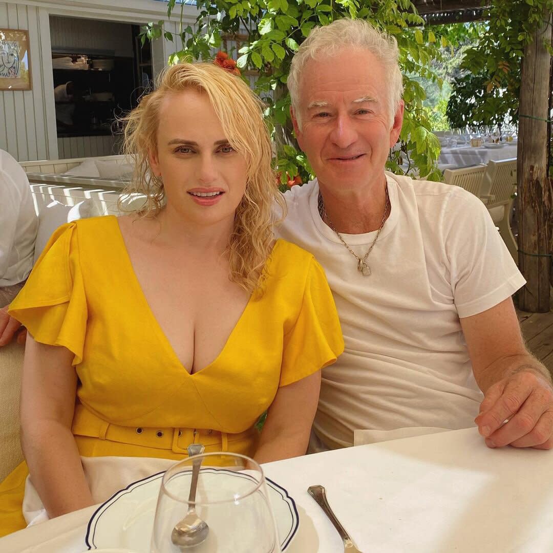 Rebel Wilson esce con John McEnroe durante il suo viaggio in Italia: ‘Pranzo con questa leggenda’