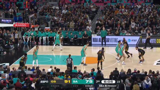 Draymond Green with a dunk vs the San Antonio Spurs