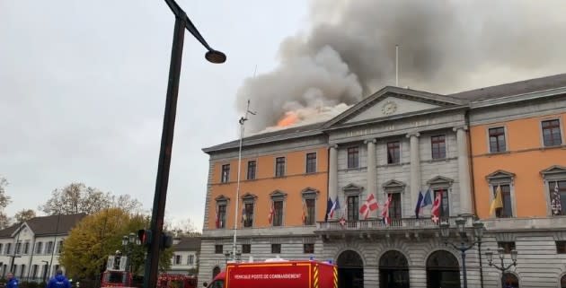 Incendie de la mairie d'Annecy maîtrisé, sécurisation en cours - Yahoo Actualités