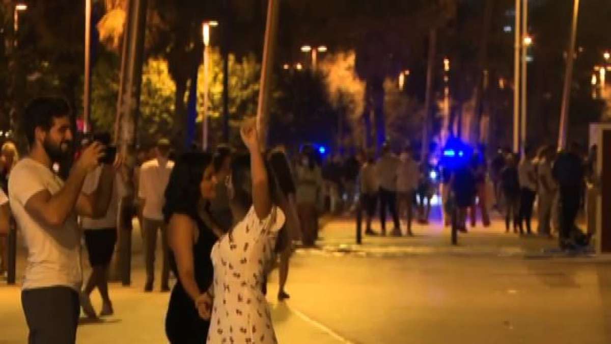 Torna il coprifuoco a Barcellona, la polizia evacua le spiagge