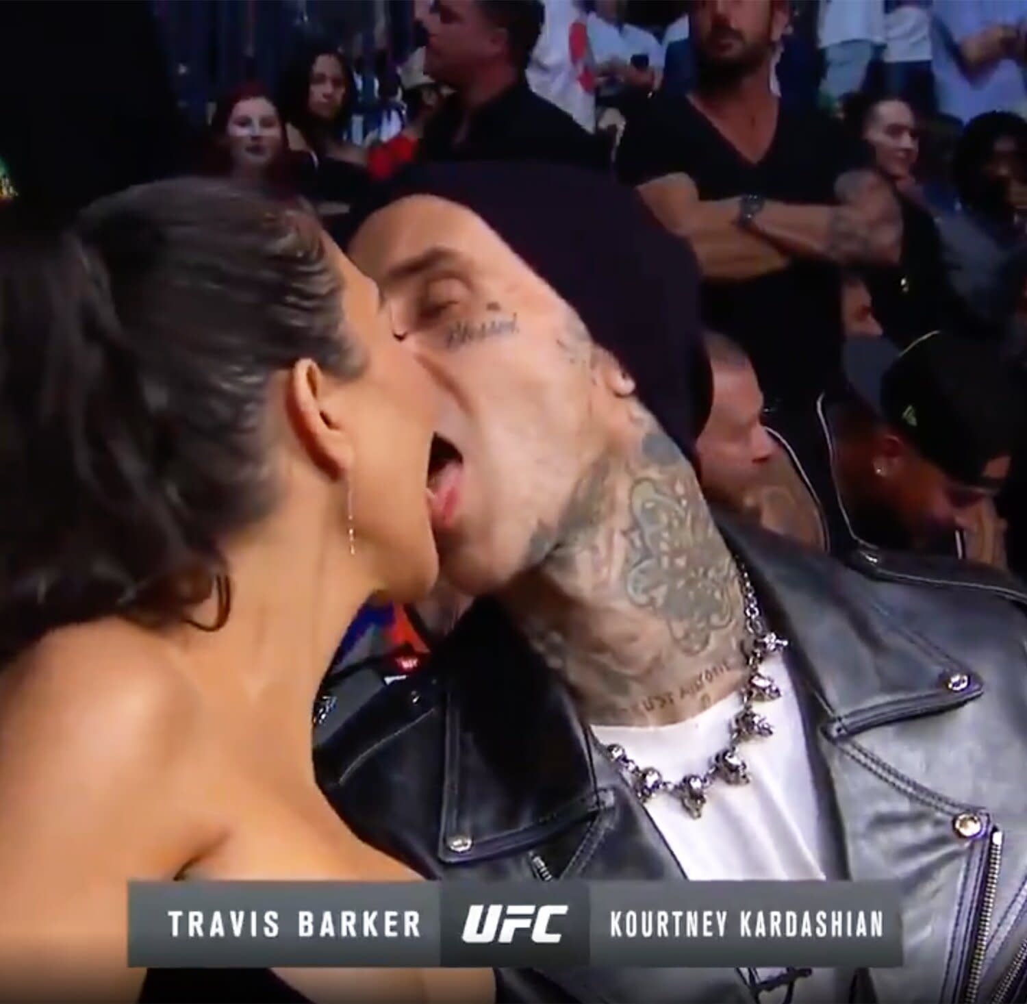 Pda Tko Kourtney Kardashian And Travis Barker Make Out During Ufc 264 Fight