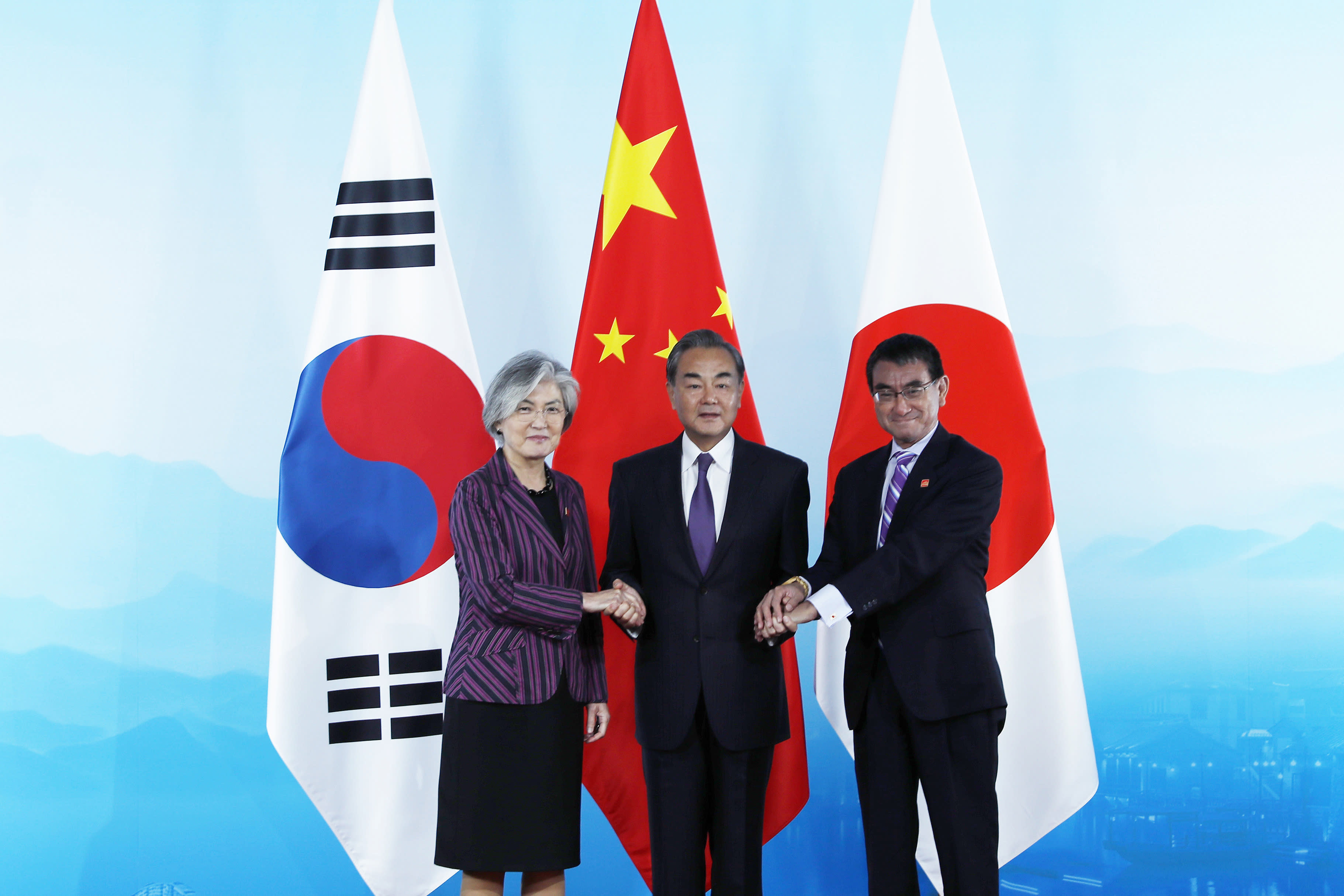 China Hosts Japan S Korea Ministers In Bid To Smooth Row