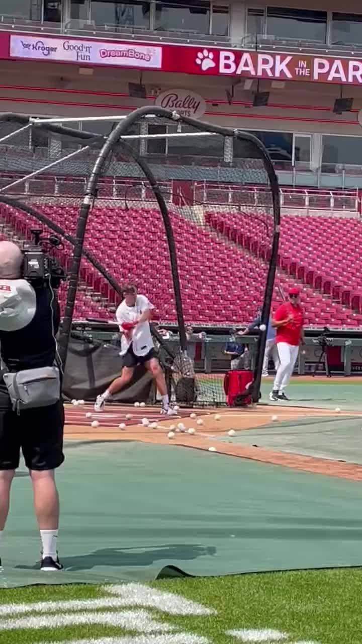 Bengals' star Joe Burrow shows off batting skills, hits bombs in Reds  practice