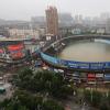 ¿Piscina? No, campo de fútbol: así acabó este estadio en China tras la lluvia