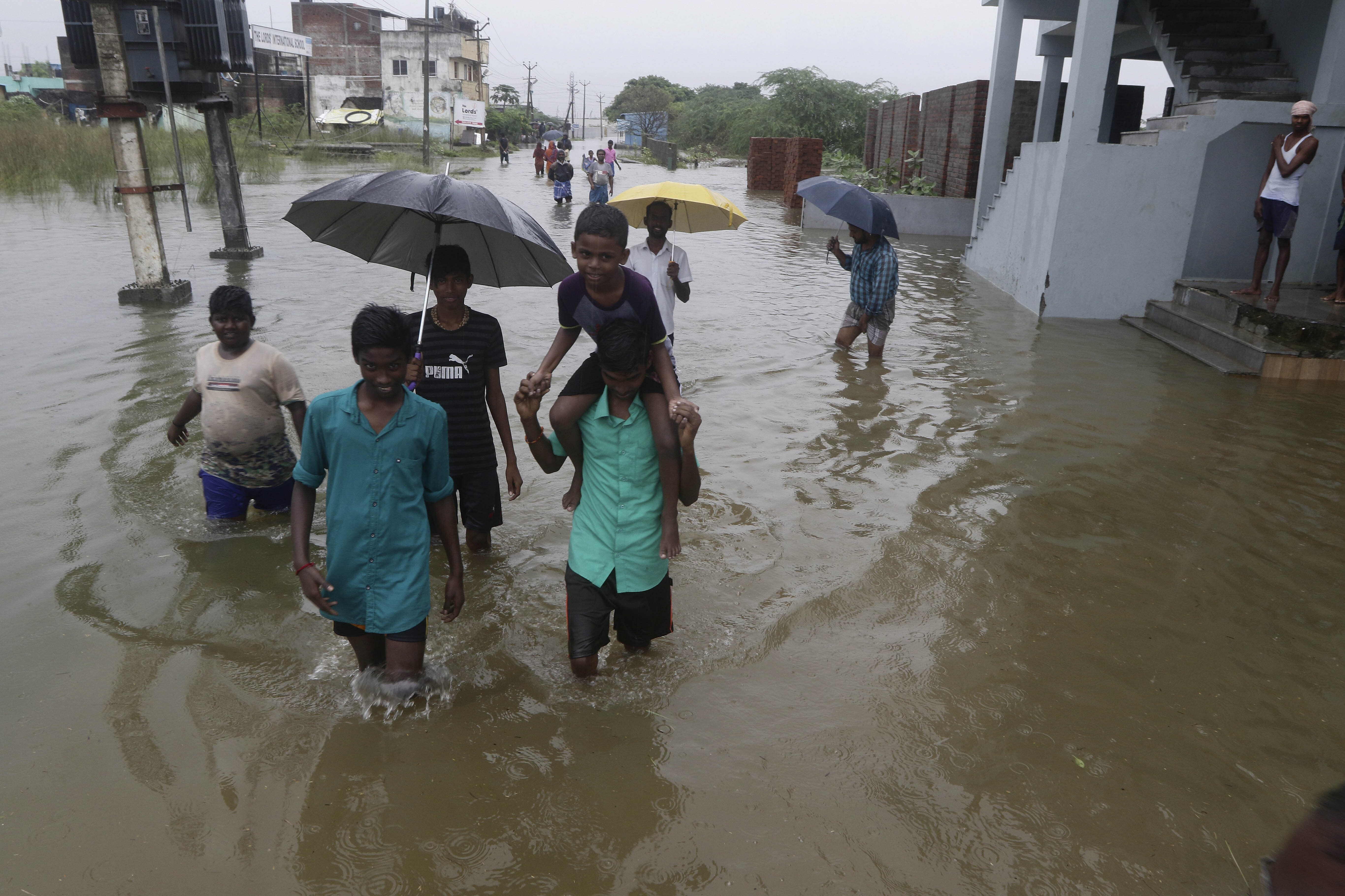 Monsoon floods kill at least 25 in southern India