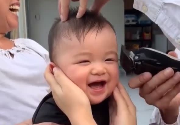 Cet Enfant Se Fait Couper Les Cheveux Et Adore Ca