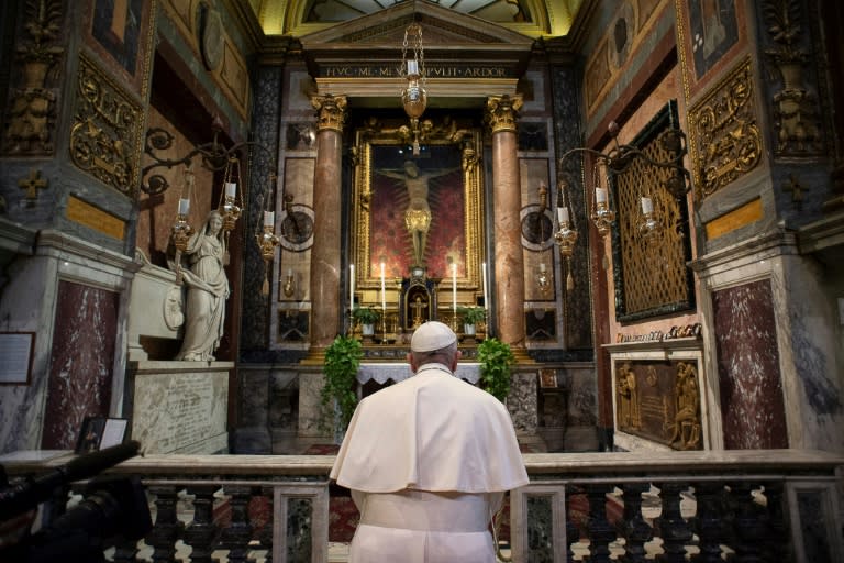 The 83-year-old pontiff's unannounced visit to a church with a crucifix from the times of the Great Plague came with Italy's hospitals running out beds (AFP Photo/-)