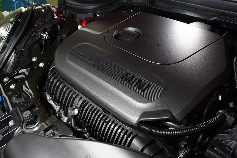 Cooper S車頭引擎艙裡橫躺的，仍然是那具2.0升直列四缸渦輪增壓心臟，可輸出192hp最大馬力。