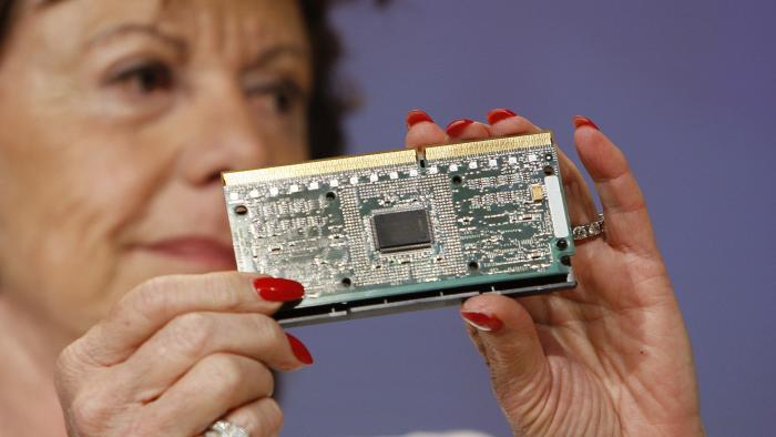 European Commissioner for Competition Neelie Kroes shows a computer chip at a news conference on Intel at the European Commission headquarters in Brussels May 13, 2009. The European Commission imposed a record 1.06 billion euros ($1.45 billion) fine on chipmaker Intel Corp on Wednesday and ordered it halt illegal rebates and other practices to squeeze out rival AMD.   REUTERS/Thierry Roge  (BELGIUM BUSINESS POLITICS SCI TECH)