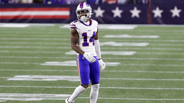 Bills' Stefon Diggs literally flossing on sideline gives us great Kevin  Harlan broadcast call