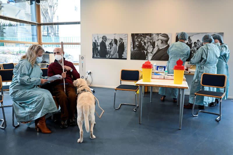 Tí, ktorí prežili holokaust, dostávajú na Slovensku vakcínu COVID-19 v deň pamiatky