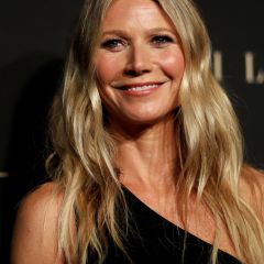 Gwyneth Paltrow, 47, wears nothing but bikini bottoms in steamy sauna photo: 'How are you aging backwards?'