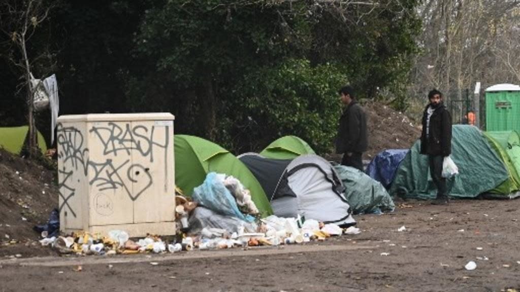 Migrants lack food and water in French city of Calais, NGOs warn - Yahoo News UK