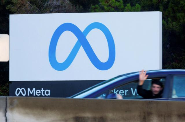 Commute traffic streams past the Meta sign outside the headquarters of Facebook parent company Meta Platforms Inc in Mountain View, California, U.S. November 9, 2022.  REUTERS/Peter DaSilva