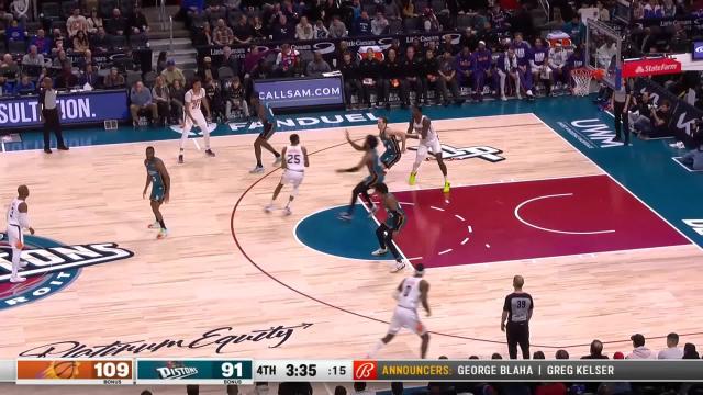 Deandre Ayton with an alley oop vs the Detroit Pistons