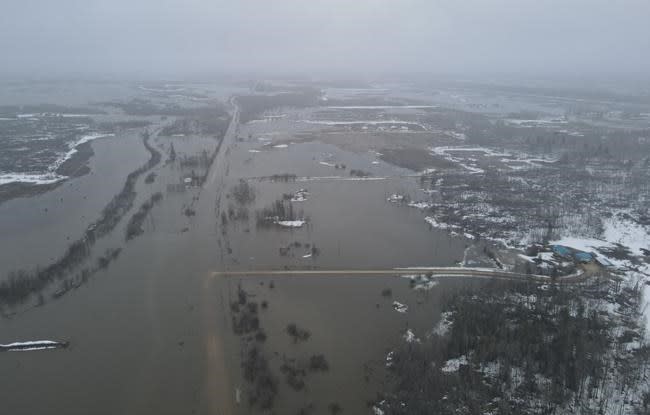 Swollen rivers, flooded roads prompt evacuations in some areas of Manitoba - Yahoo News Canada