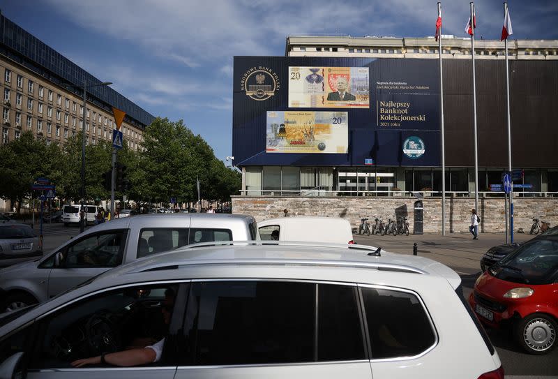 Banca centrală poloneză menține ratele constante și prezice o încetinire în viitor