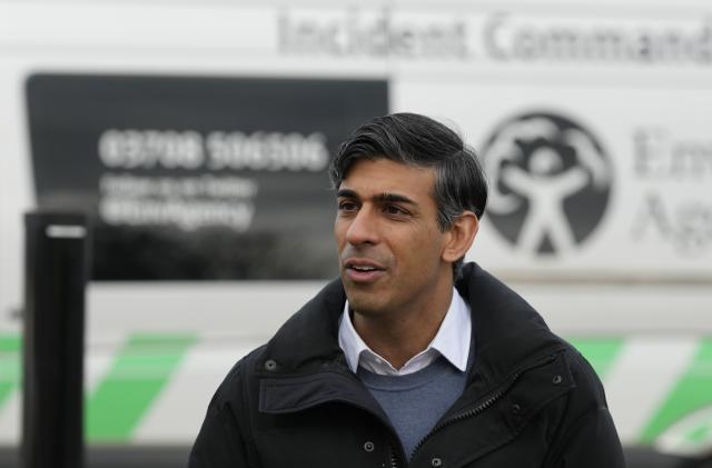 Britain's Prime Minister Rishi Sunak speaks to members of the Environment Agency as he looks at flood defences during a visit to Oxford, England, Sunday, Jan. 7, 2024. Britain was hit by heavy rainfall last week following storm Henk, which led to flooding in parts of the UK. (AP Photo/Frank Augstein, Pool)