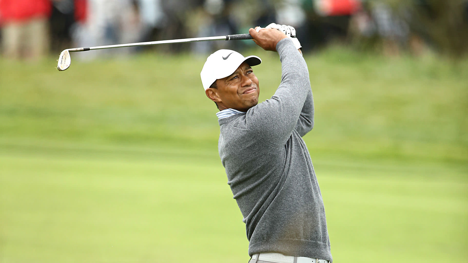 tiger woods tee time friday round 2