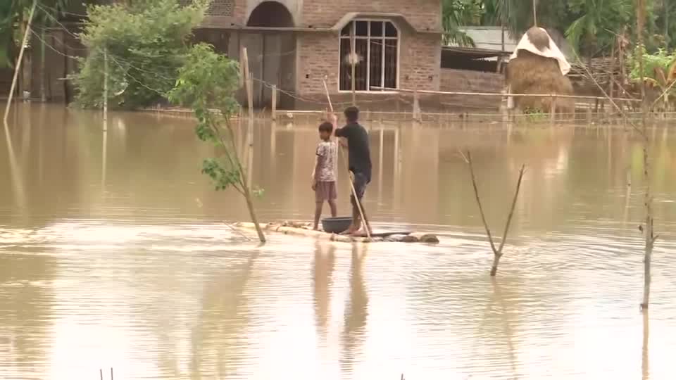 Des inondations submergent des maisons en Inde