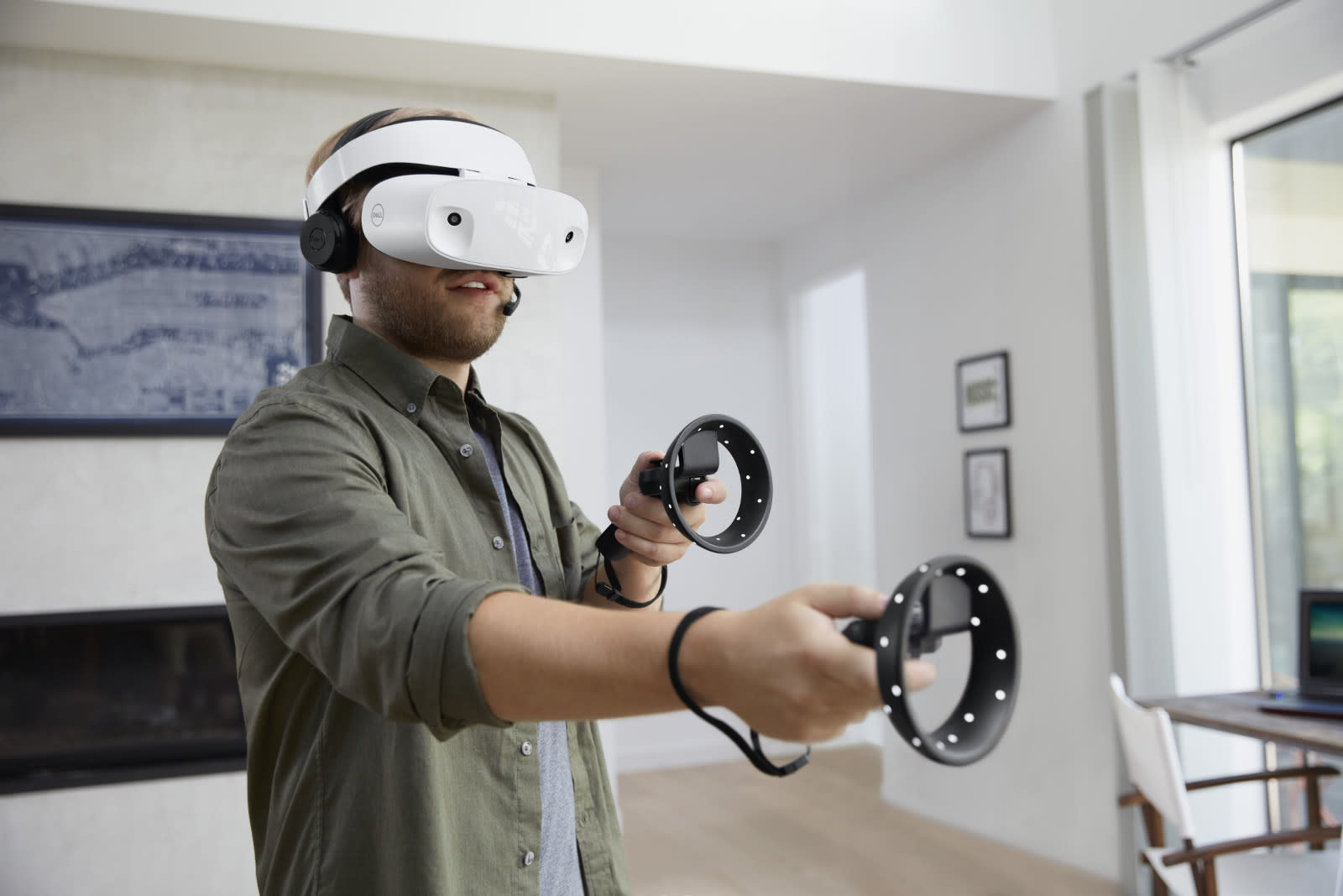 Гаджет говорящий. VR очки 2023. Современный человек с гаджетами. VR шлем 80-х. Mixed reality очки.