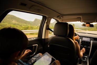 汽車娛樂設備大進化！特斯拉出麥克風 家庭劇院不夠看⋯車內竟附廁所