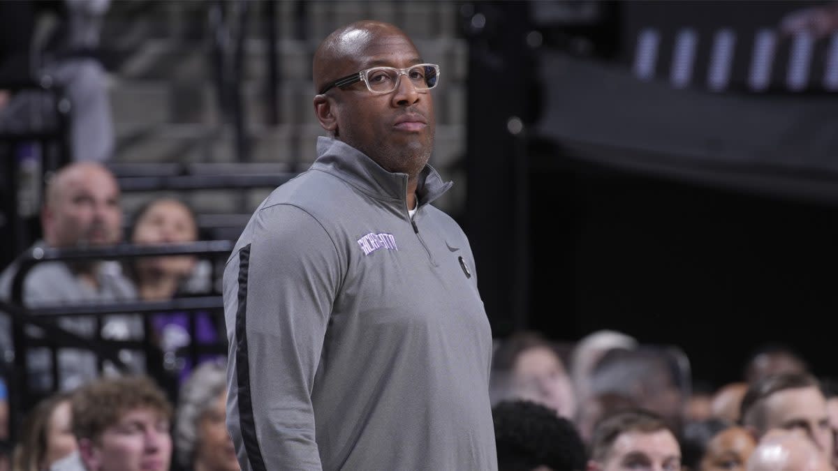 Report: Kings coach Brown expected to seek eight-figure salary