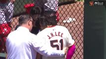 Lee leaves Giants-Reds game with shoulder injury