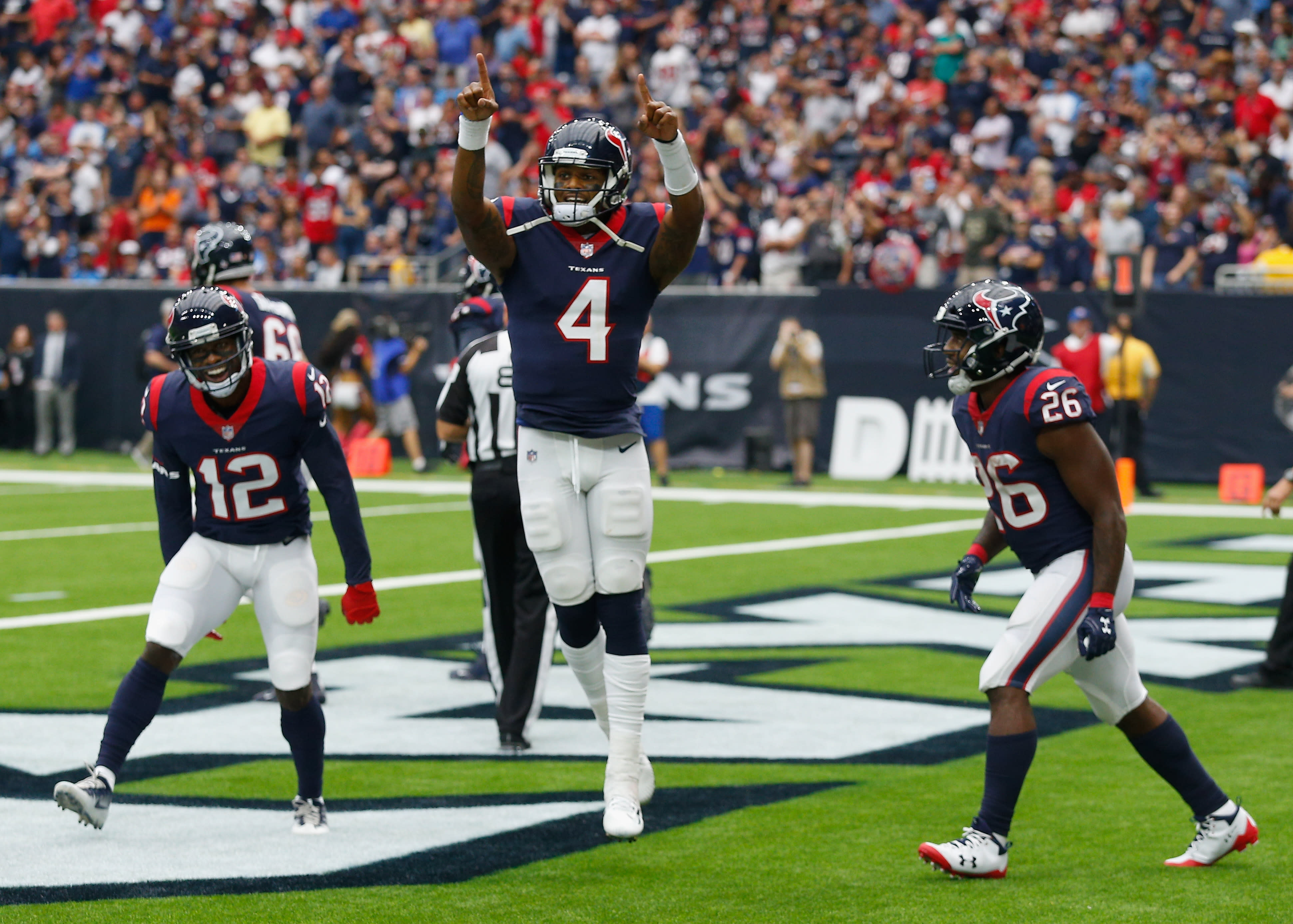 New Rams uniforms be looking kinda clean in Retro Bowl. IRL not so