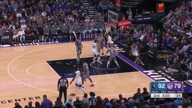 Jaden McDaniels with a dunk vs the Sacramento Kings