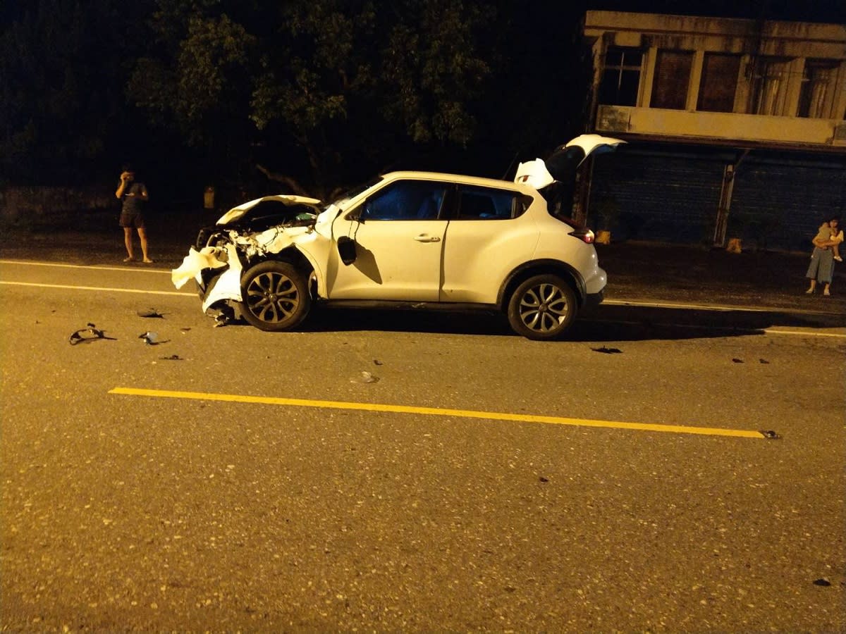 水牛逛大街遭小客車撞擊掉了2牛角車頭幾乎全毀