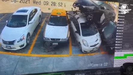 ¡Impactante! Auto sale volando e impacta a cuatro vehículos 