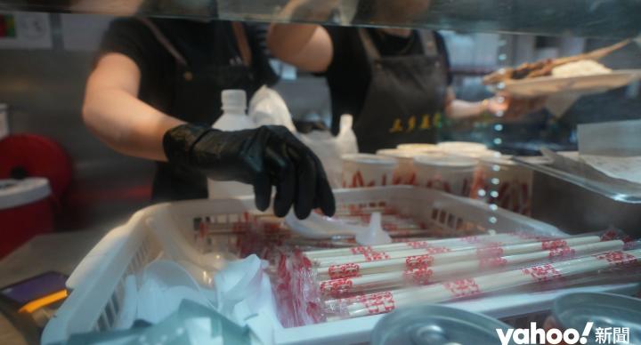 禁即棄塑膠｜餐廳指木刀「鋸唔到扒」兩餸飯店飯盒成本增遂加價1元