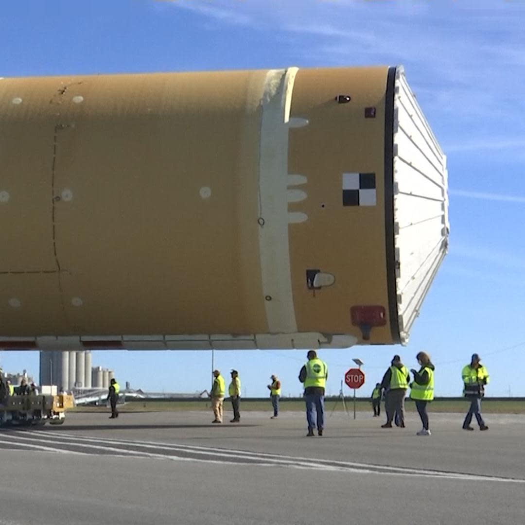 NASA rolls out giant rocket part for 2024 moon landing [Video]