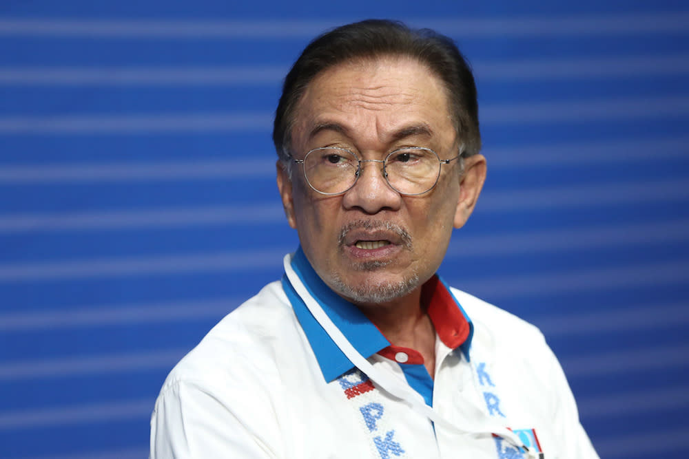 Anwar Tells Dong Zong Not To Hold Anti Jawi Congress Warns Of Malay Reaction