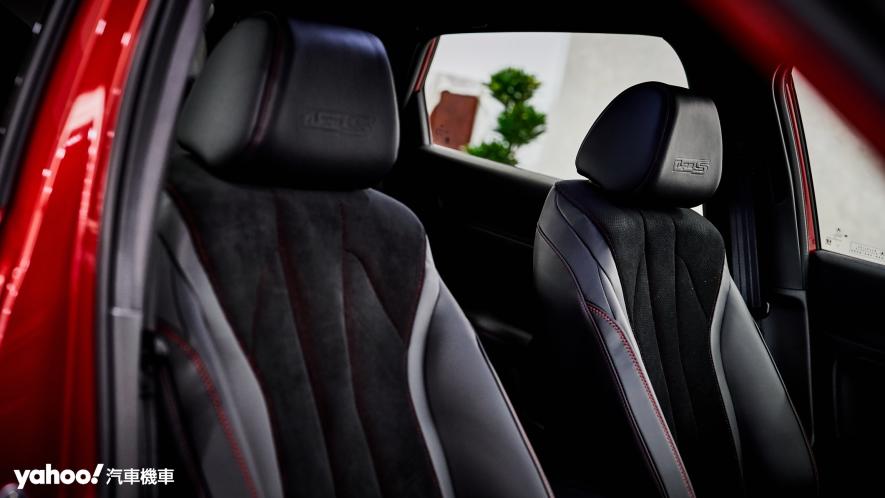 看似低調但乘坐舒適性與固定性十足的座椅讓Acura Integra Type-S宜於日常駕駛也同樣適合賽道奔馳。 - 6