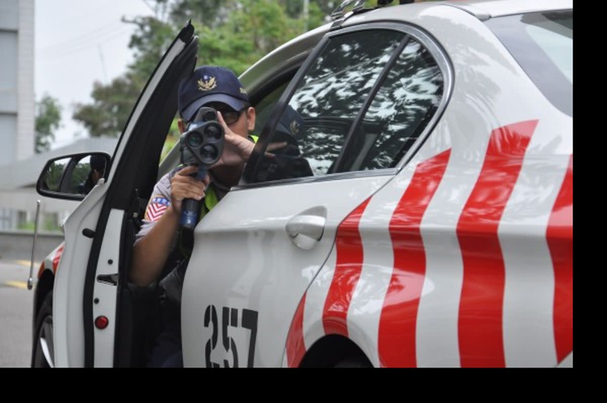 Fw: [新聞] 龜速車注意 佔國道內側吃三千元罰單