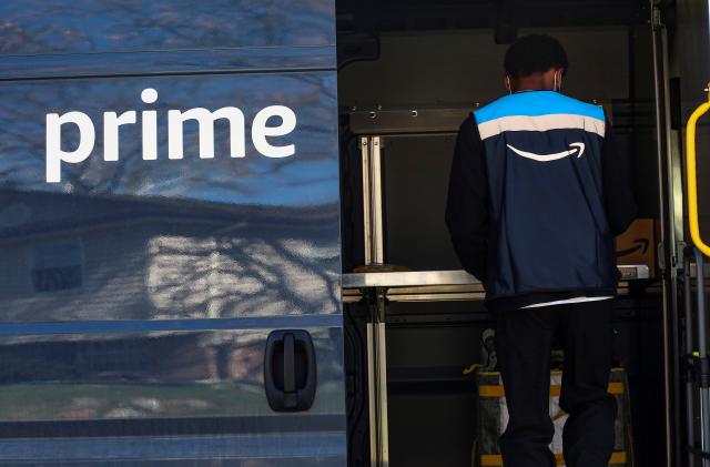 An Amazon worker delivers packages amid the coronavirus disease (COVID-19) outbreak in Denver, Colorado, U.S., April 22, 2020. Picture taken April 22, 2020. REUTERS/Kevin Mohatt