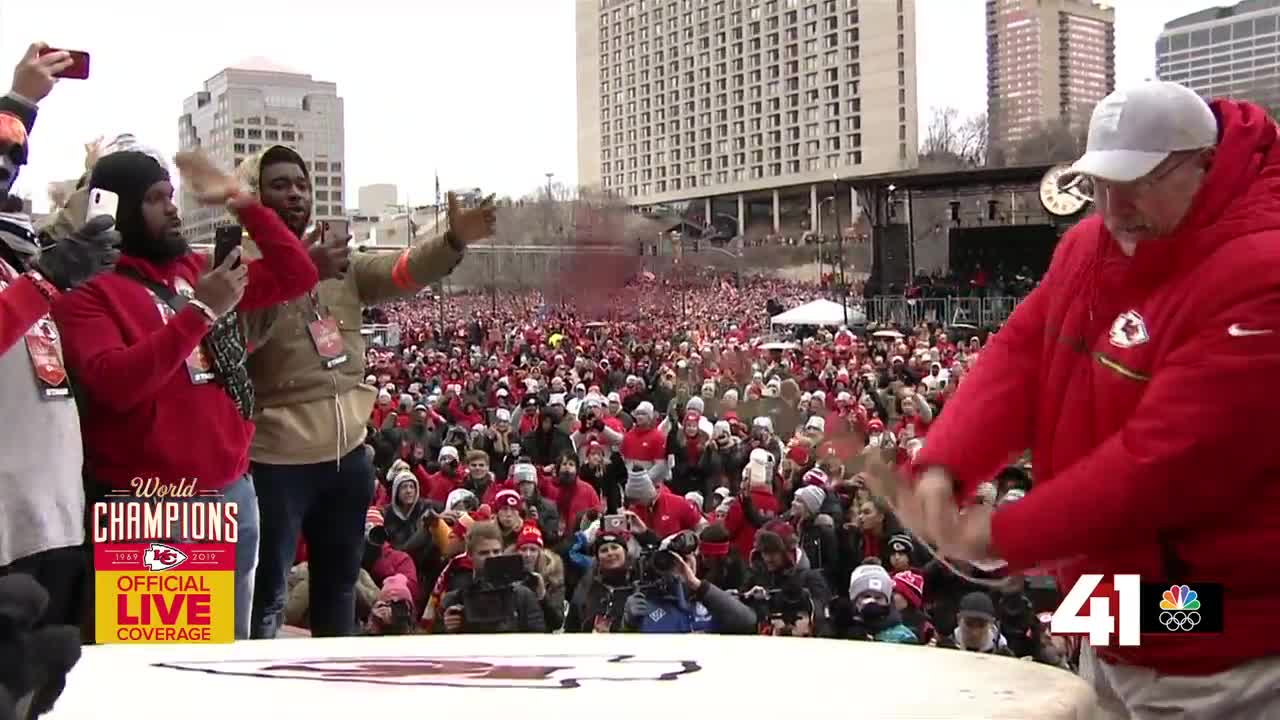 Patrick Mahomes chugs beer at Chiefs' Super Bowl parade