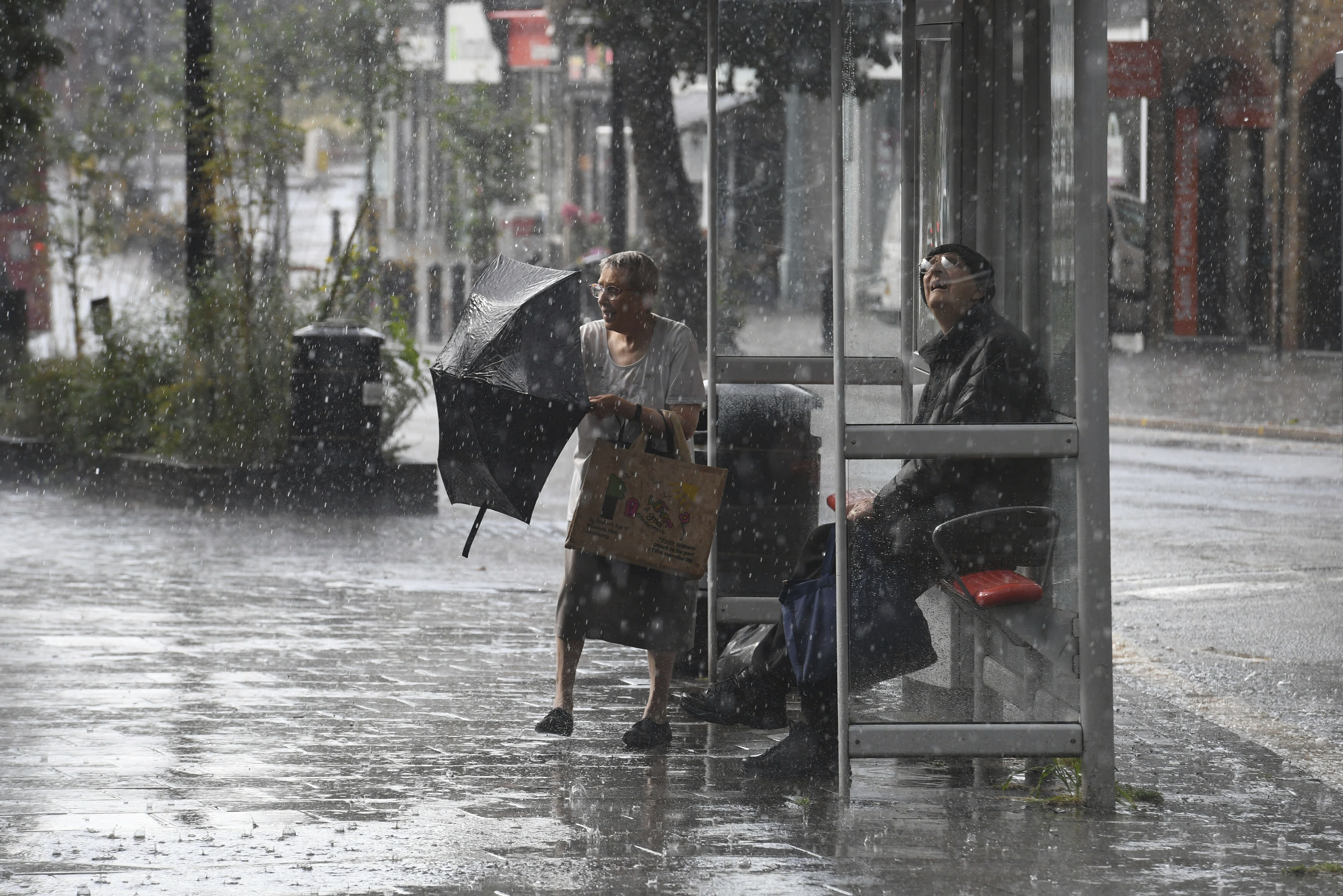 Какая погода дождь. Downpour Rain. Pour with Rain. Люди в дождь сверху. Ирландцы про дождь.