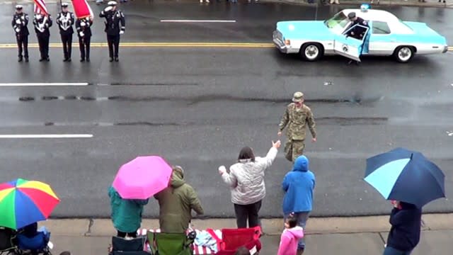 Soldier's Surprise Homecoming at Christmas Parade Shocks Family