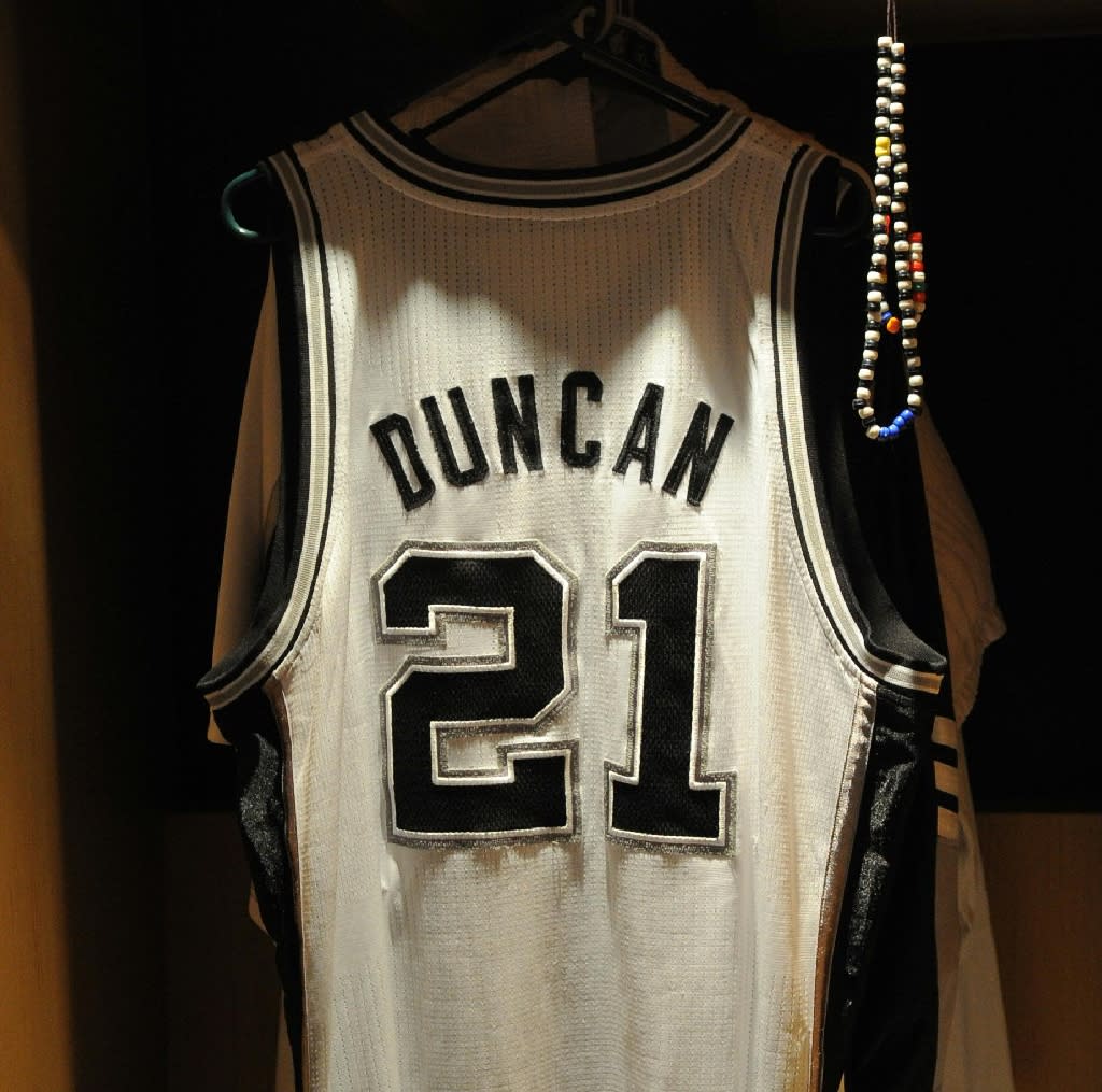 spurs retire duncan jersey