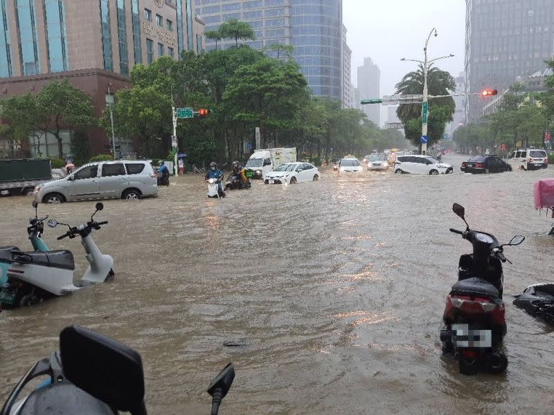 [問卦] 首爾的大雨放在台灣也會淹水嗎？